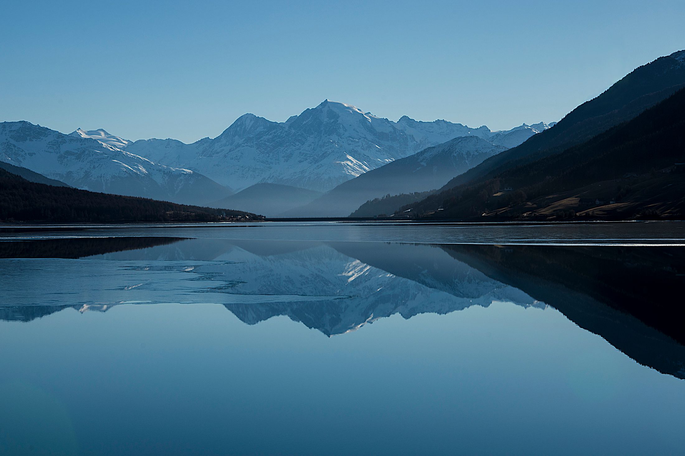 Mountain scenery reflected in a still lake